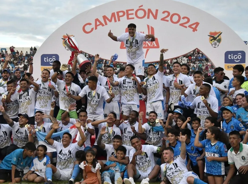 Los jugadores de San Antonio celebran el título y esperan rival para la gran final. Foto: APG