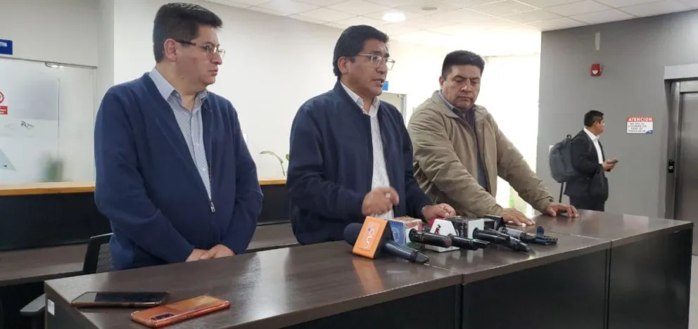 Los ministros de Economía, Marcelo Montenegro, de Desarrollo Productivo Néstor Huanca y de Desarrollo Rural Yamil Flores. Foto: Ministerio de Desarrollo Productivo, luego de la reunión con Caniob.