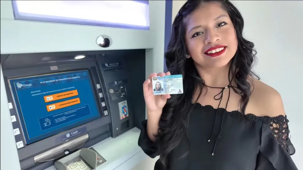 Una joven tras sacar un documento de identidad (imagen referencial). Foto: ABI / Captura RRSS 
