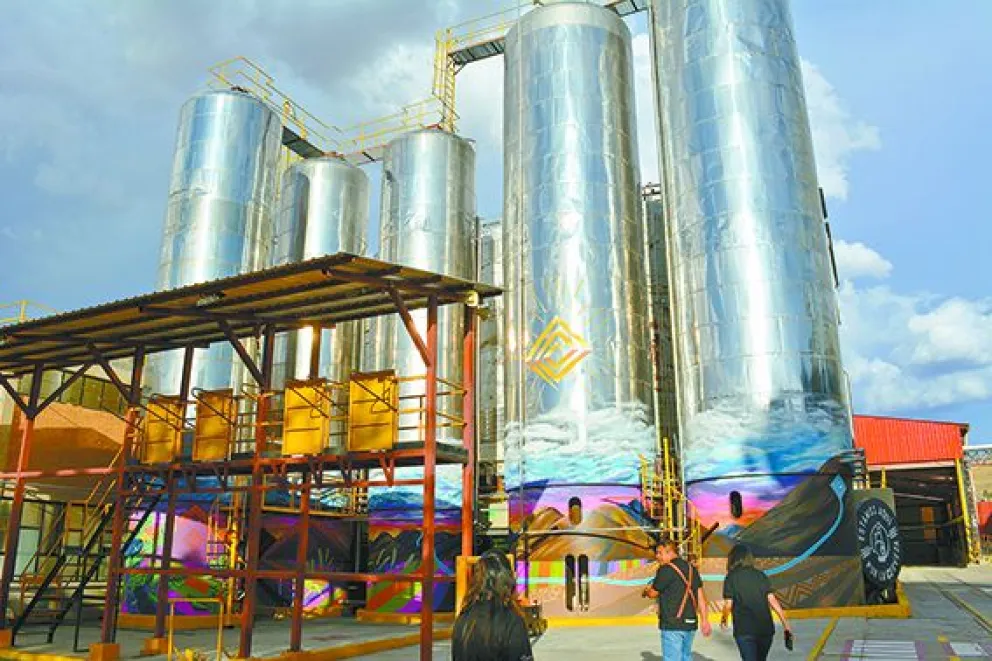Los tanques de fermentación, decorados con un mural que describe la naturaleza del Altiplano que rodea a la  planta. FOTO: Jorge Soruco/Visión 360