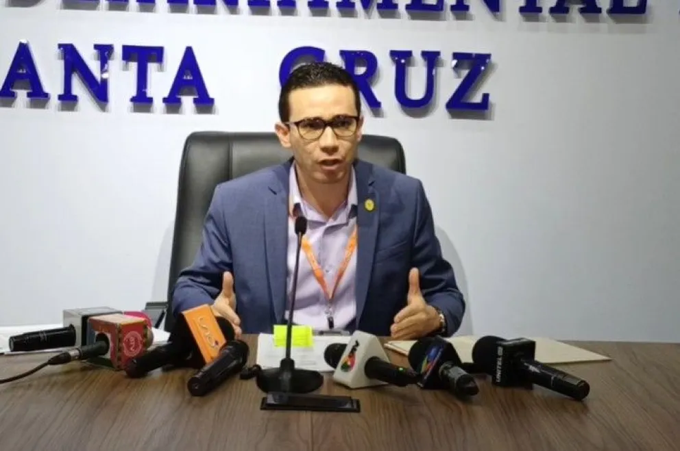 Alberto Zeballos, fiscal departamental de Santa Cruz, brinda conferencia de prensa. Foto: captura