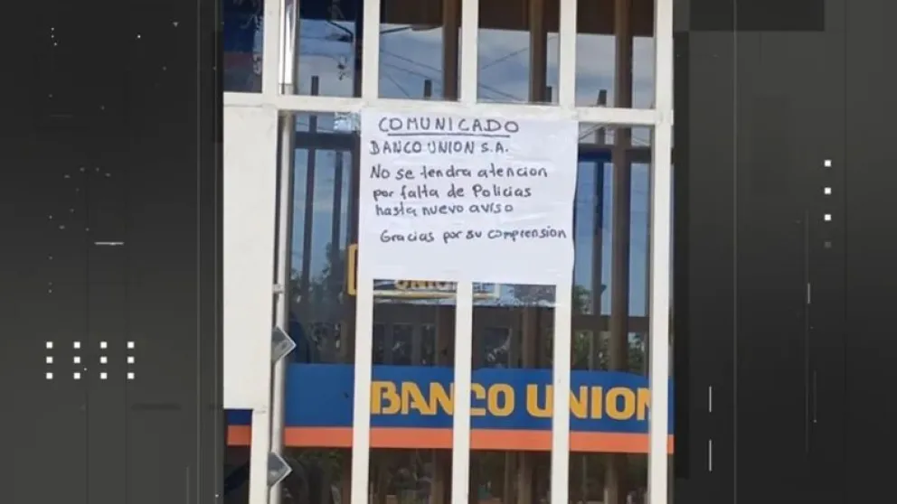 Un aviso que colocó el Banco Unión para comunicar que dejará de atender a la población por falta de policías. Foto: Red UNo