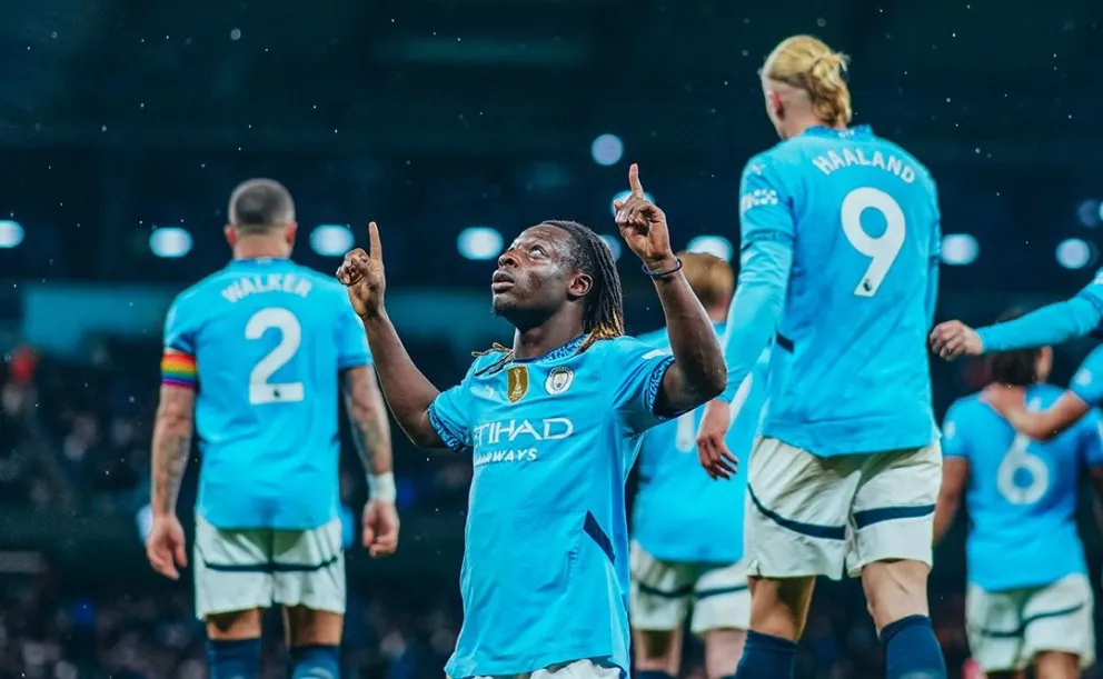 Jeremy Doku celebra el tercer gol del Manchester City en la goleada al Nottingham Forest. Foto: Manchester City