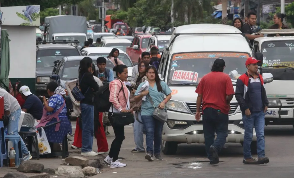 La población en la ciudad de Santa Cruz buscaba en qué transportarse debido al paro de los choferes. Foto: APG
