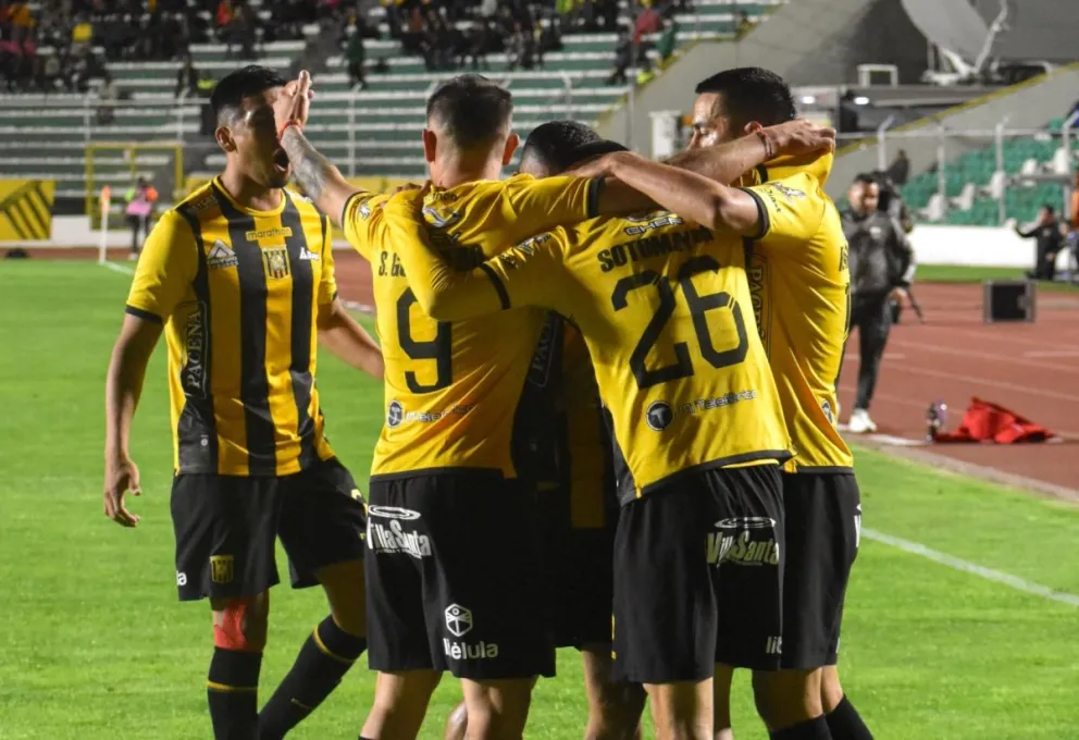 Jugadores de The Strongest festejan el primer gol convertido por Gabriel Sotomayor. Foto: club TThe Strongest