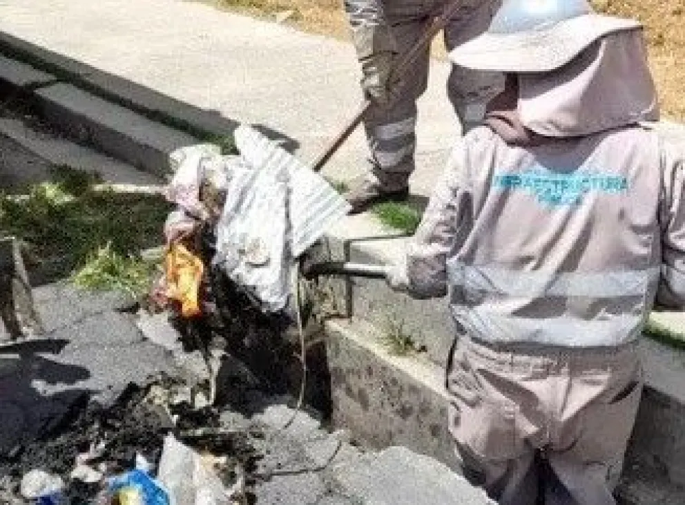Obreros municipales limpian un sumidero en la ciudad de La Paz. Foto: GAMLP