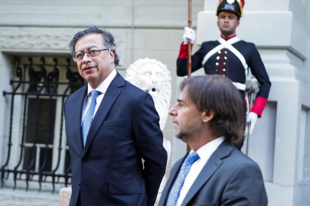 El presidente de Colombia, Gustavo Petro (i), camina junto a su homólogo de Uruguay, Luis Lacalle Pou, en la residencia presidencial este miércoles, en Montevideo (Uruguay). Foto: EFE