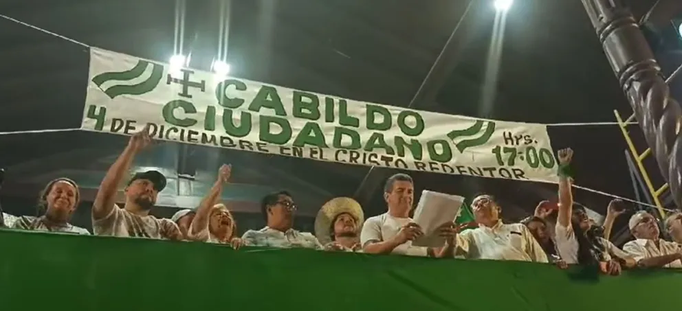 Los organizadores del cabildo lanzan las consultas a los asistentes. Foto: captura