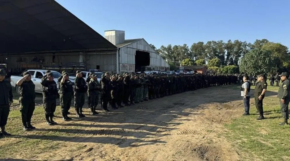 Policías se aprestan a intervenir un predio que fue avasallado. Foto: Ministerio de Gobierno (referencial)