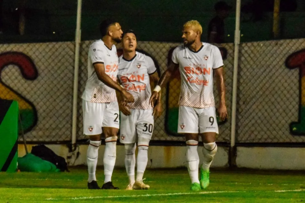 Jugadores de Royal Pari celebran su primer tanto. Foto: APG.