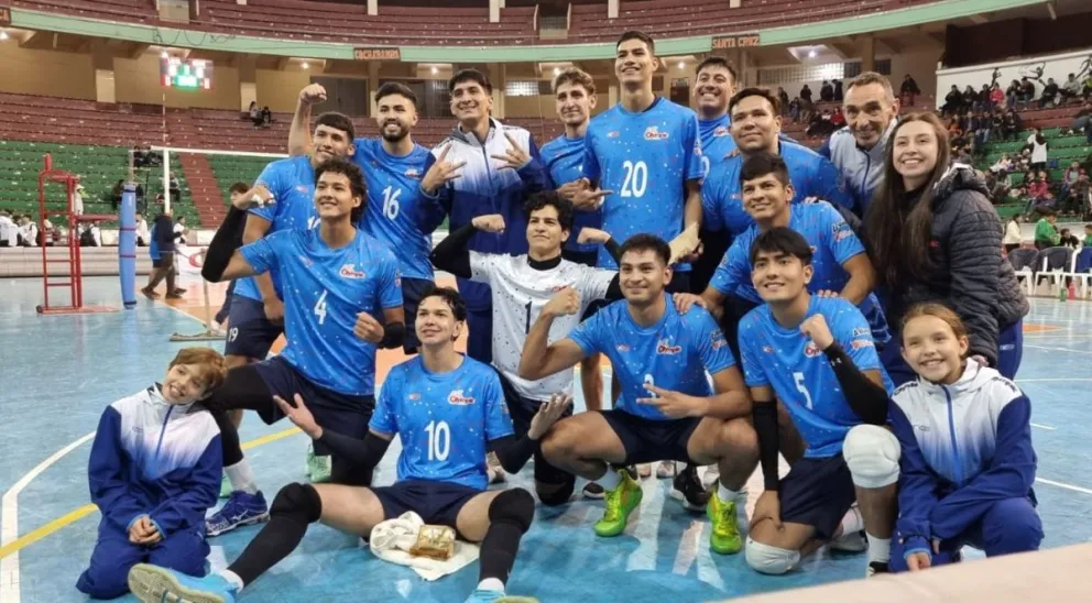 Jugadores de Olympic celebran por su triunfo. Foto: Federación Boliviana de Voleibol.