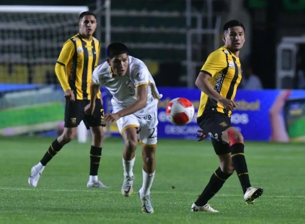 Álvaro Quiroga (der.) sale a la marca de un jugador de Real. Metros atrás aparece Daniel Lino. Foto: APG