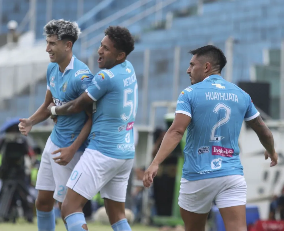 Los jugadores de San Antonio celebran un gol anotado ante Nacional Potosí. Foto: APG