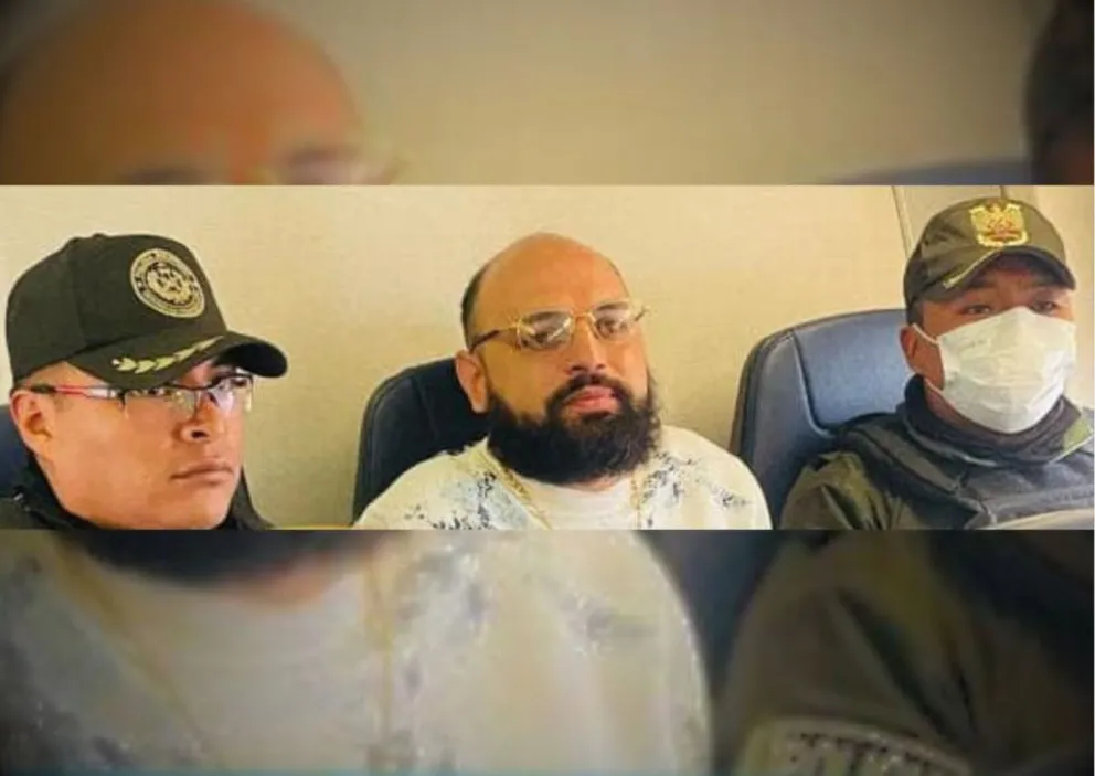 Misael Nallar, condenado a 15 años de cárcel por el asesinato de tres persona en 2022, en el avión con destino a Santa Cruz. Foto: DTV 
