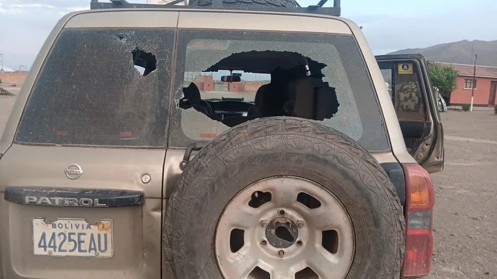 Uno de los vehículos de los efectivos del CEO, dañados por la explosión de dinamita. Foto: Ministerio de Defensa