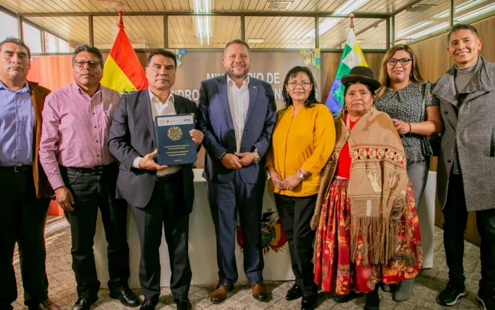 El ministro de Hidrocarburos y autoridades de Oruro. Foto: ABI / MHE