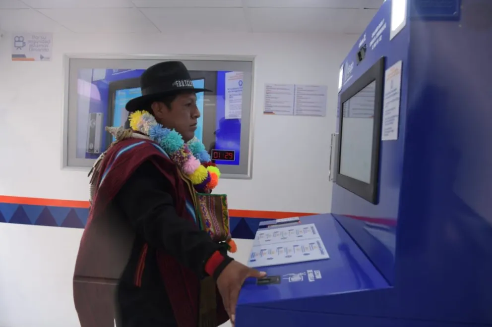 Un dirigente prueba la estación inaugurada, este jueves. Foto: ABI 