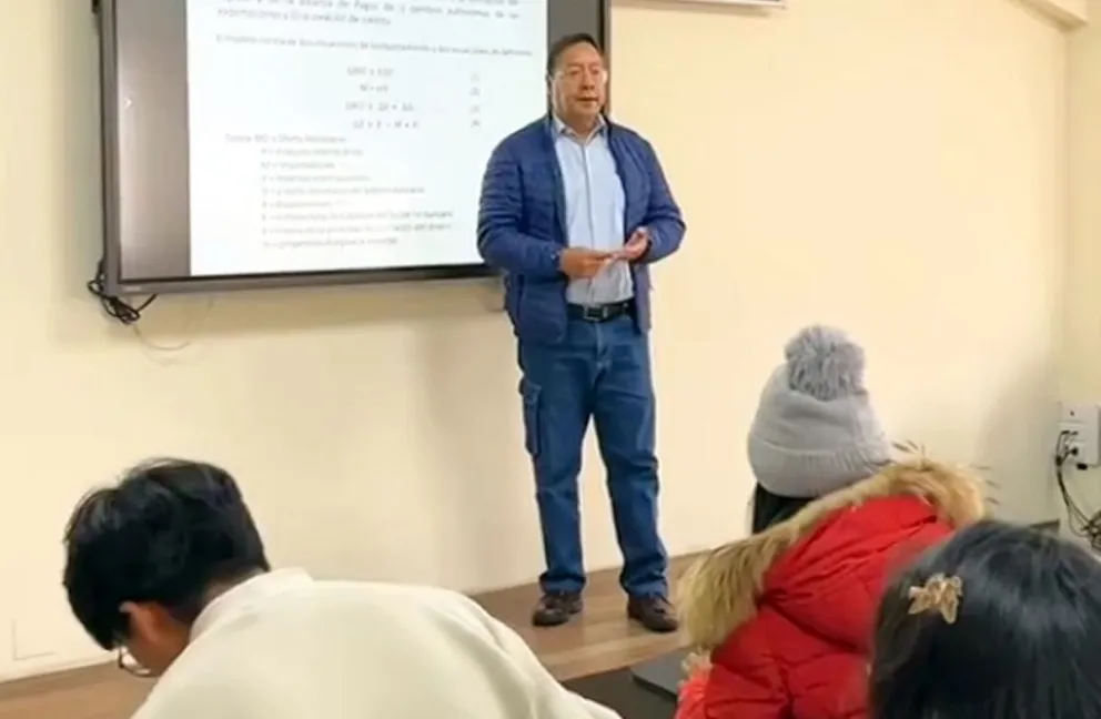 El presidente Luis Arce en su faceta como docente en la carrera de Economía en la UMSA. foto: Redes sociales Luis Arce.