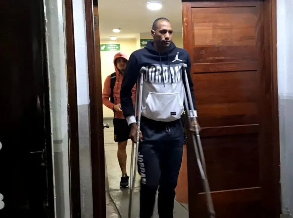 Abdiel Ayarza camina apoyado sobre muletas por una lesión en su rodilla. Foto: Jorge Asturizaga