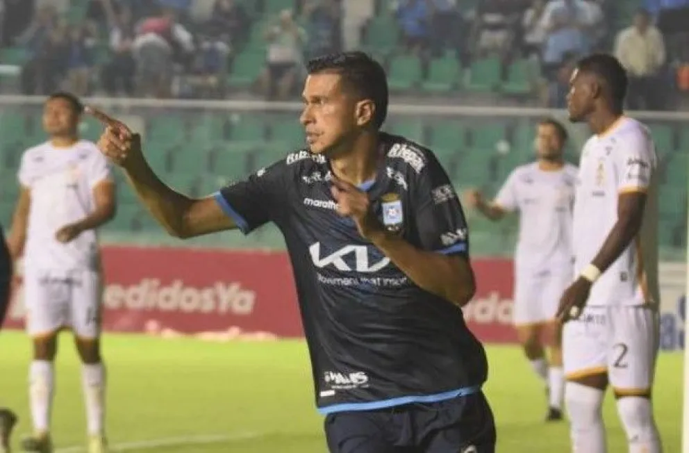 El mexicano Othoniel Arce festeja uno de los dos goles que le convirtió a Real Santa Cruz. Foto: APG