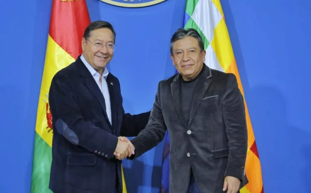 Arce entrega el Bastón de Mando al vicepresidente David Choquehuanca. Foto: @LuchoXBolivia