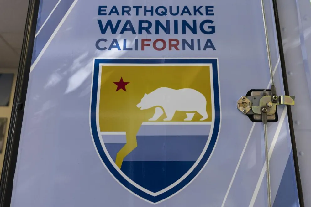 Foto de archivo de un cartel que dice "Advertencia de terremoto en California" en un simulador de terremoto móvil, en Los Ángeles, California, EEUU. Foto: EFE