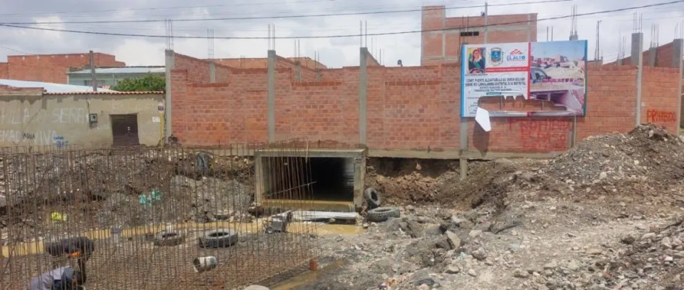 Una de las casas construidas sobre el río. FOTO: Unitel