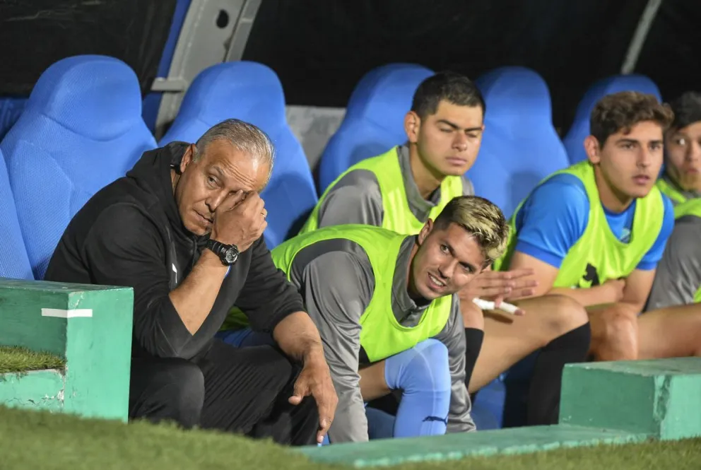 Soria en la banca de suplentes durante el partido con Wilstermann. Foto: APG.