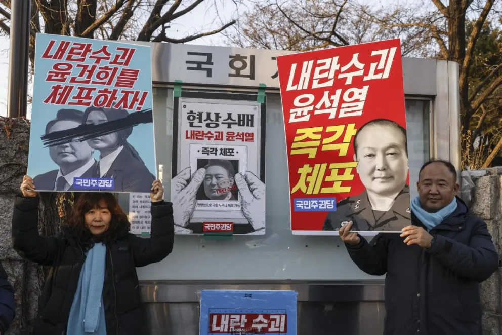 Protestas contra el presidente Yoon Suk Yeol y su esposa Kim Keon hee delante del Parlamento en Seúl. Foto: EFE