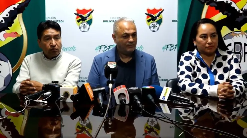 Edwin Callapino (izq.), Fernando Costa y Danitza Soliz, miembros del Comité Ejecutivo de la FBF, en la rueda de prensa. Foto: Captura de pantalla.