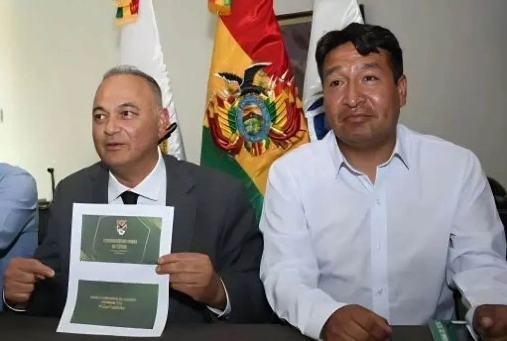 Fernando Costa (izq.), presidente de la Federación Boliviana de Fútbol, junto a Edwin Callapino. Foto: APG