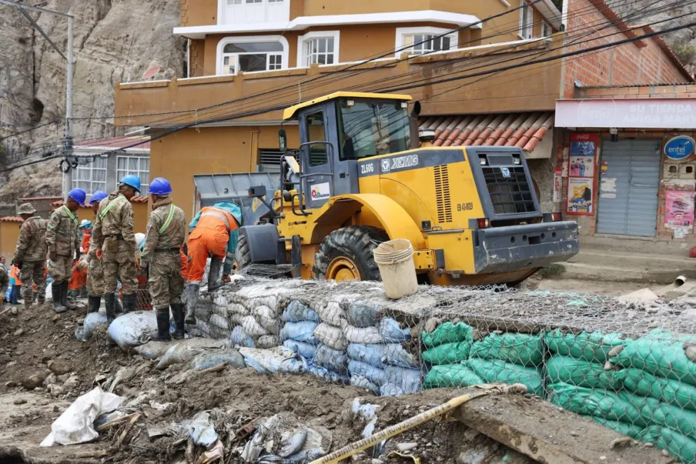 Militares construyen un muro de contención tras la creciente de un río, este martes en la comunidad de Llojeta, en La Paz (Bolivia). Foto: EFE