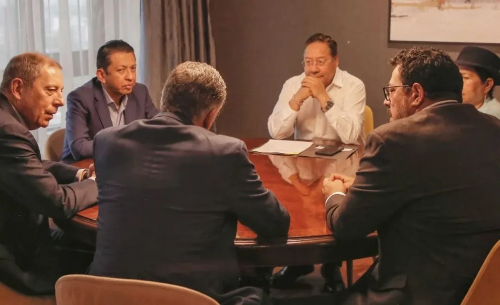 El presidente del Estado, Luis Arce se reúne con el  presidente electo de Uruguay, Yamandú Orsi. Foto: RRSS de Arce