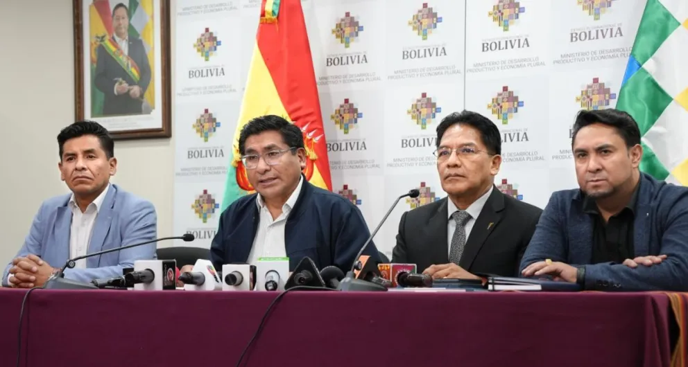 El ministro de Desarrollo Productivo, Néstor Huanca (segundo desde la izquierda) al momento de anunciar la restricción para las exportaciones de aceite. Foto: Min Desarrollo Productivo.