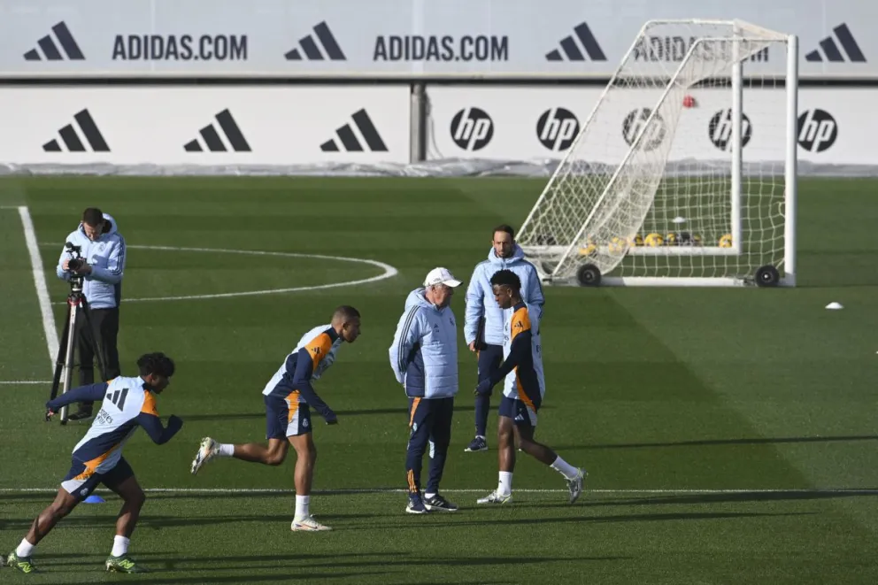 Práctica del Real Madrid con Ancelotti (al centro) y Vinícius (der.). Foto: EFE.