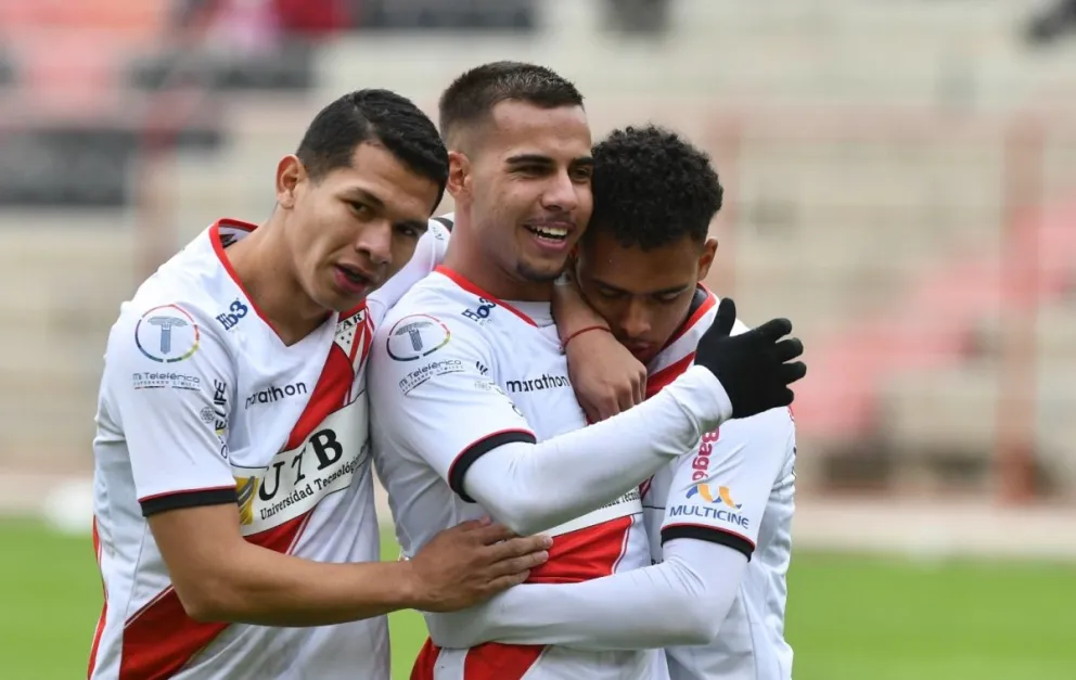 Robson Matheus (centro) festeja su gol junto a sus compañeros. Foto: APG.