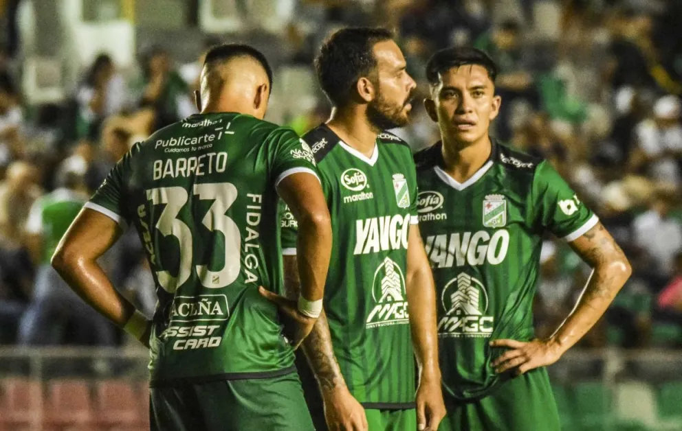 Barreto, Sánchez y Gonzales, jugadores de Oriente Petrolero. La situación es cada vez más crítica. Foto: APG