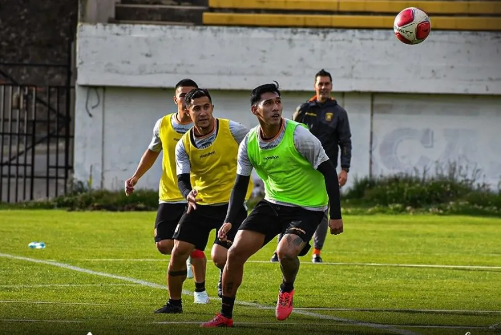Jeyson Chura, Michael Ortega y el juvenil Hugo Guzmán en el entrenamiento del viernes del Tigre. Foto: club The Srongest
