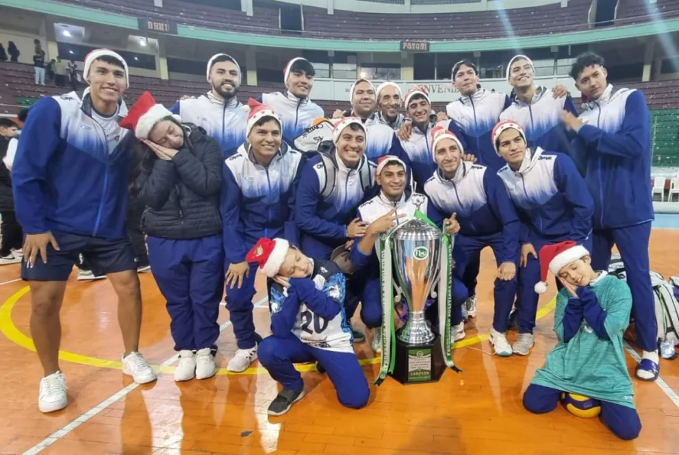 El plantel de Olympic celebra su tetracampeonato. Foto: Federación Boliviana de Voleibol.