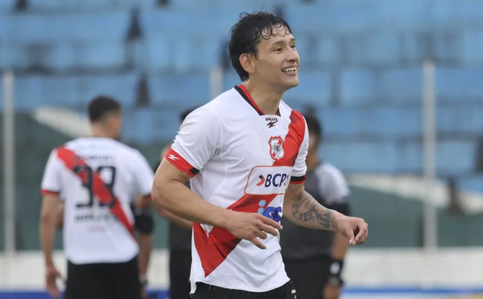 Víctor Abrego festeja uno de los goles que le hizo a San Antonio en Entre Ríos. Foto: APG