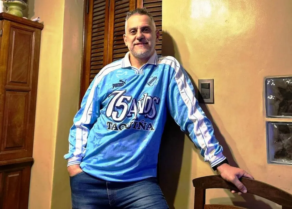 Horacio Chiorazzo luce la camiseta conmemorativa de Bolívar, de los 75 años, que se diseñó en 2000. Foto: HC