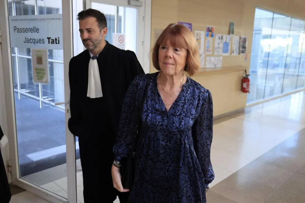 La ciudadana francesa Gisele Pelicot llegando al juicio por la violación que sufrió por decenas de desconocidos después de ser drogada por su propio marido. Foto: EFE