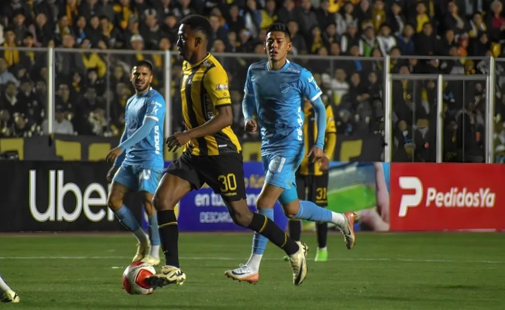 Jaime Arrascaita, jugador del Tigre, controla la pelota, lo sigue de cerca Ramiro Vaca de Bolívar en el clásico de la primera rueda. Foto: club The Strongest
