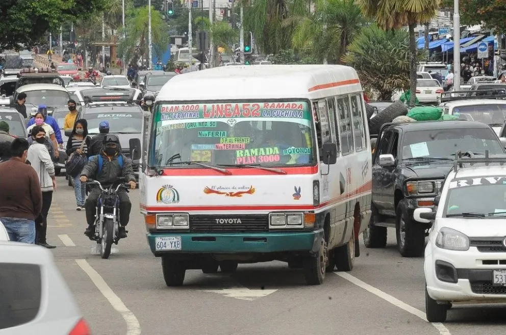 El transporte público de Santa Cruz suspendió el paro del lunes. Foto ABI