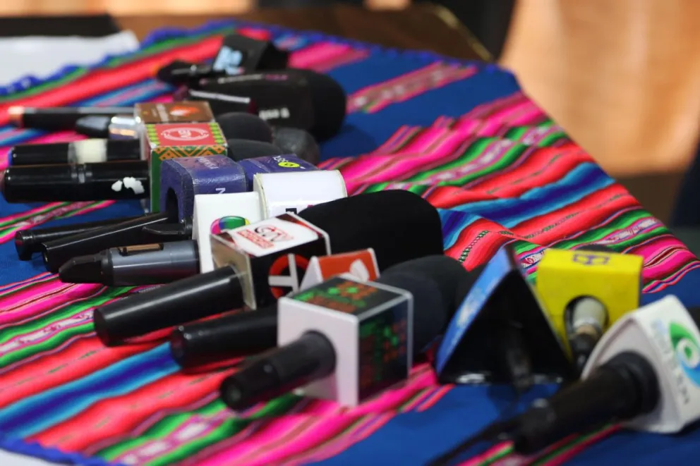 Fotografía del 5 de diciembre de 2024 de micrófonos de medios de comunicación durante una conferencia de prensa en La Paz. Foto: EFE