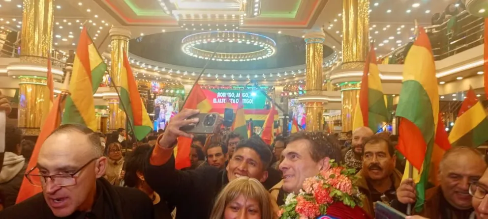 Paz junto a los asistentes a la reunión. Foto: Prensa Rodrigo Paz