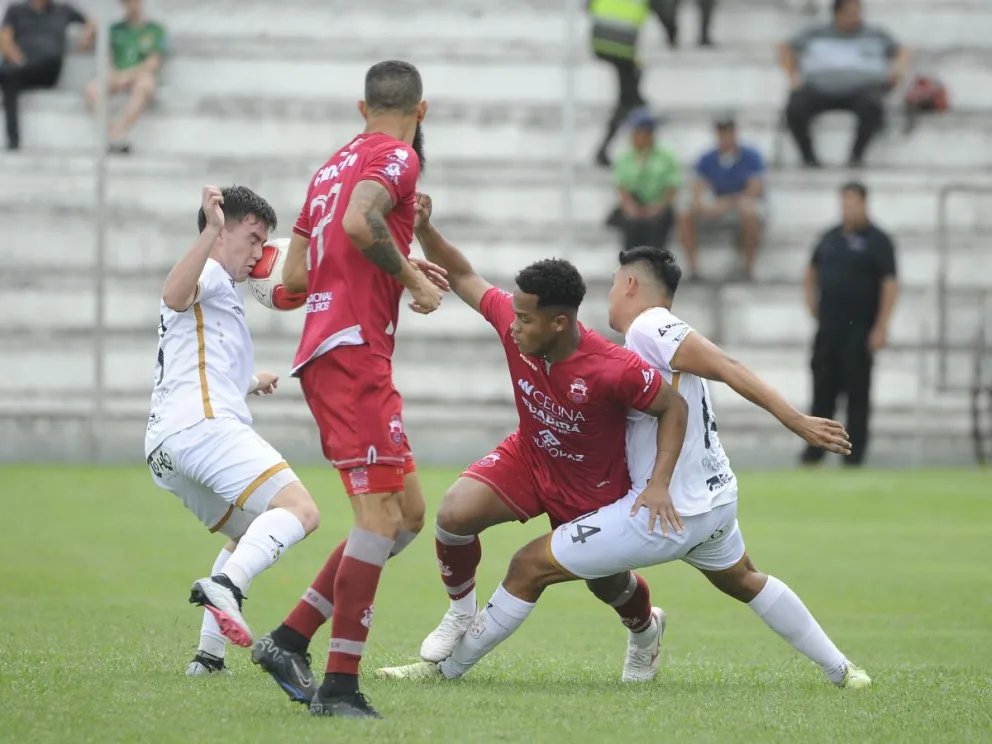 Una incidencia del juego que disputaron Real Santa Cruz y Guabirá. Foto: APG
