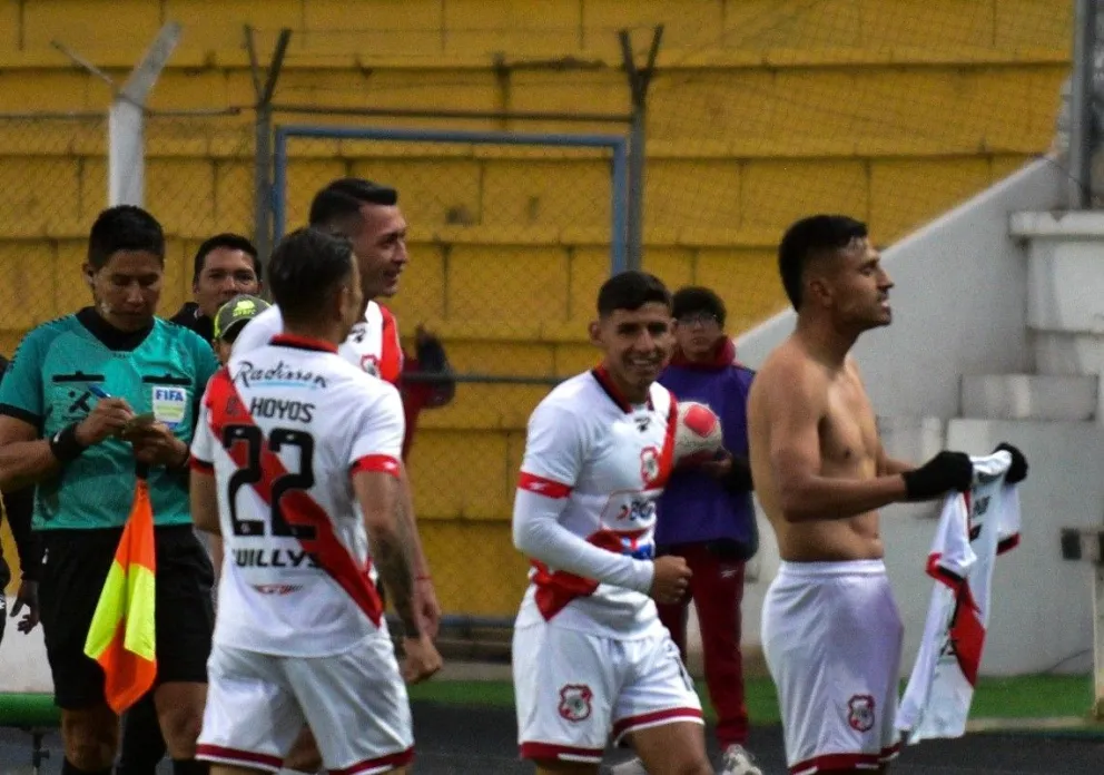 Guerra (der.), autor del primer gol, y sus compañeros celebran la conquista. Foto: APG 