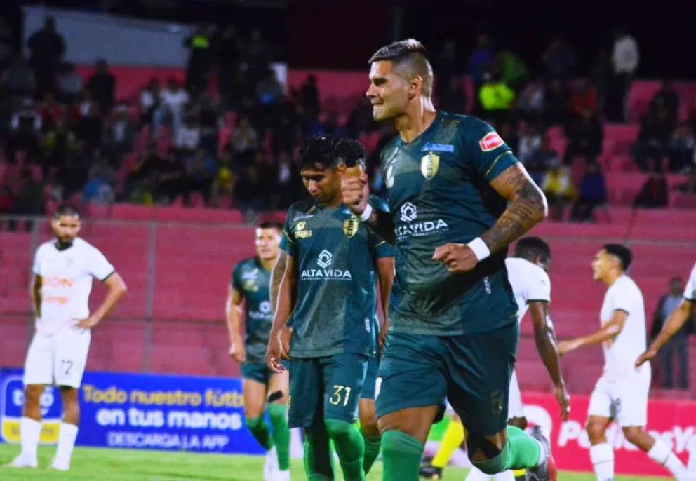 Leandro Corulo celebra el gol de penal anotado para los chapacos. Foto: APG