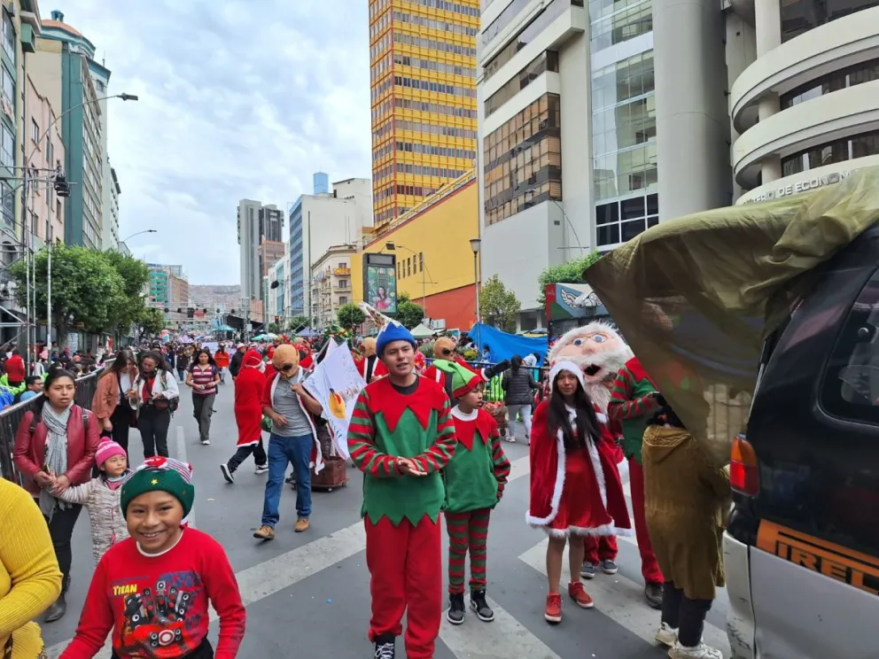 El desfile de este sábado en el centro de La Paz. 